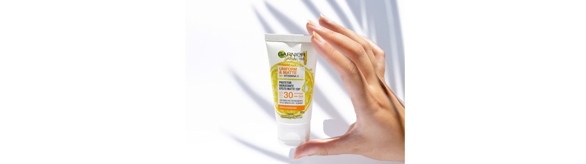 Benefícios do protetor solar e da vitamina C no verão