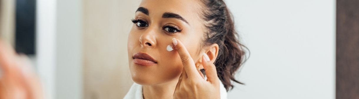 Protetor solar com cor e sem cor: qual é a quantidade certa para aplicar os produtos no rosto?