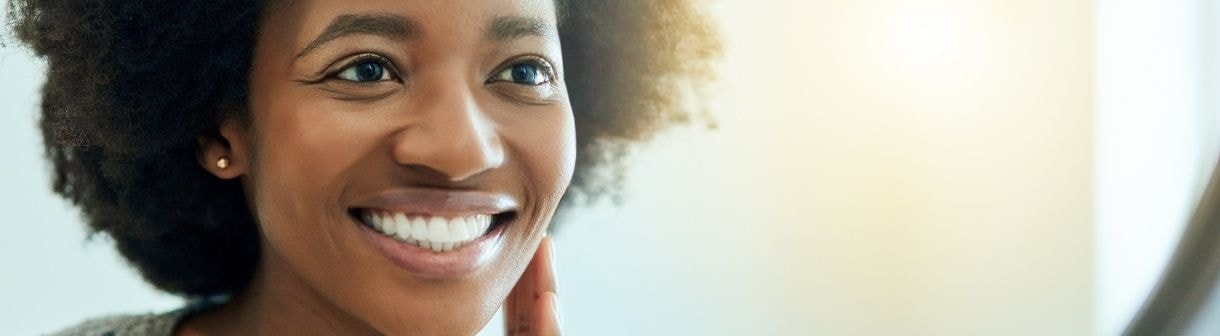 Protetor solar com cor e vitamina C ajuda a reduzir manchas na pele?