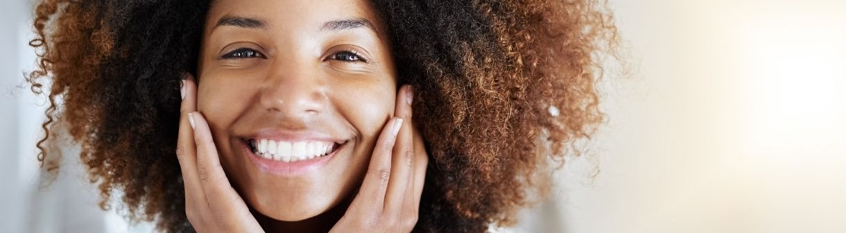 Protetor solar com cor ou sem cor? Qual é o melhor para manchas na pele? Conheça as diferenças e benefícios dos produtos