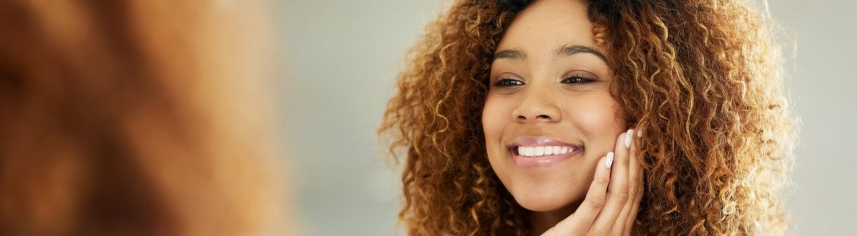 Protetor solar com cor para a pele negra: dicas de como acertar no tom e os benefícios do produto para o tratamento de manchas na pele