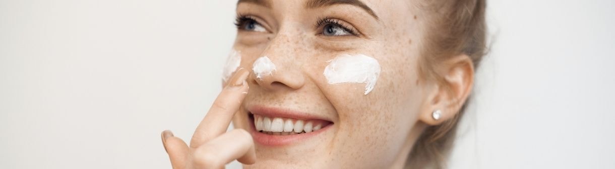 Protetor solar hidratante com cor ajuda no tratamento de sardas? Veja como o produto atua nesses tipos de manchas