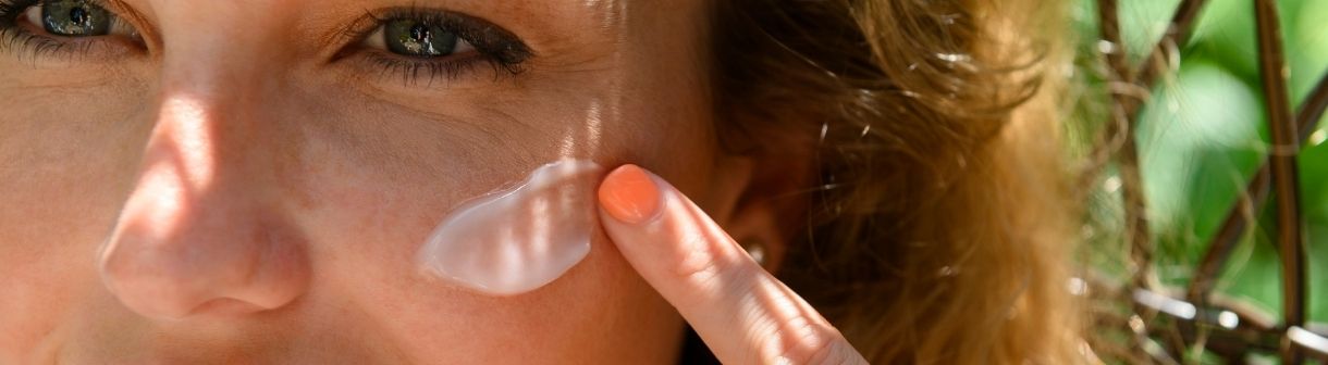 Protetor solar para manchas na pele: conheça todas as características que o produto precisa ter para ajudar a tratar as marcas