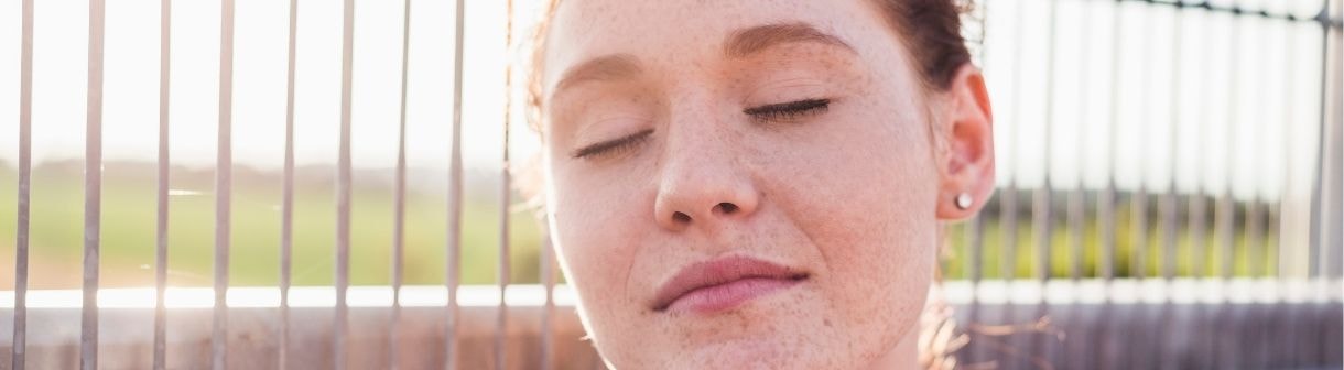 Qual a importância de utilizar proteção solar durante um tratamento para manchas na pele