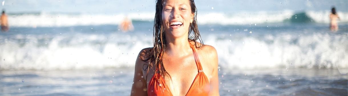Queimadura de sol: o que é bom para passar na pele? Creme hidratante, máscara facial e água micelar acalmam a pele ardida