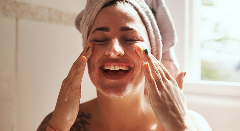 Descubra o que um sabonete com vitamina C pode fazer pela pele oleosa