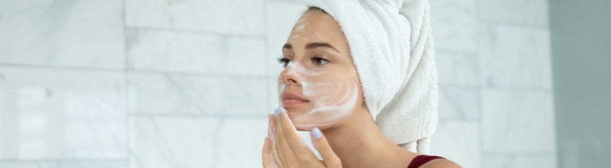 Sabonete para espinhas: qual é o melhor produto? Como montar uma rotina de skincare para tratar cravos e espinhas