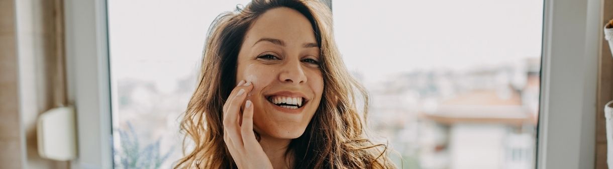 Sérum, creme e loção: quais as diferenças entre as texturas dos produtos de skincare?