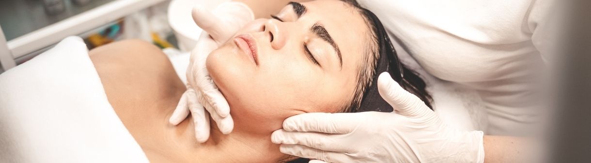 Tipos de peeling: qual é o mais indicado para a pele oleosa? Veja como tratar cravos e espinhas + rotina de skincare pós-procedimento