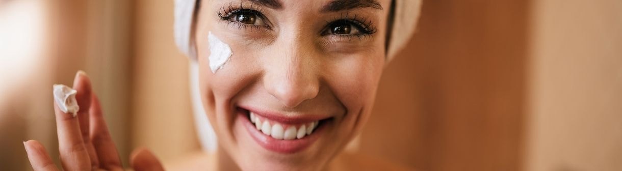 Vitamina C para o rosto: as vantagens em usar máscara de tecido e hidratante facial com vitamina C na rotina de skincare