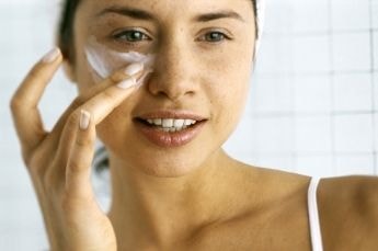 Vitamina C para tratar olheiras: 4 produtos que ajudam a diminuir essas manchas