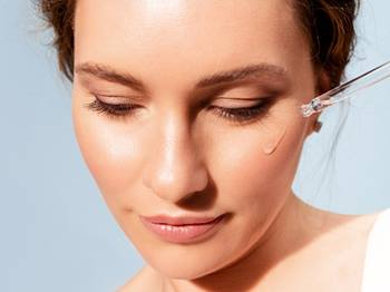 Vitamina C para o rosto na hidratação facial