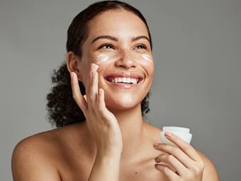 Vitamina C para o rosto na proteção solar facial