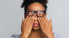 Como desinchar o olho? Confira 4 dicas