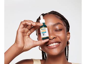 Imagem modelo segurando o novo Sérum Booster Antiacne | Garnier