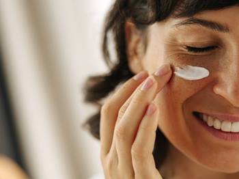 Sempre remova a maquiagem antes de começar a rotina de skincare