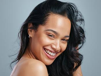 A rotina de skincare deixa a pele macia e iluminada