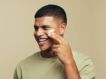 Não esqueça do uso do protetor solar facial para rotina de skincare