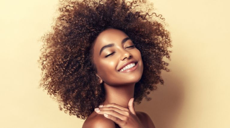 Jovem utiliza tinta de cabelo para alcançar o tom de cabelo castanho