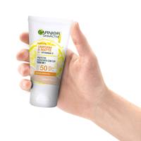 Protetor Hidratante Com Cor Clara | Mão segurando pack cor clara | Garnier