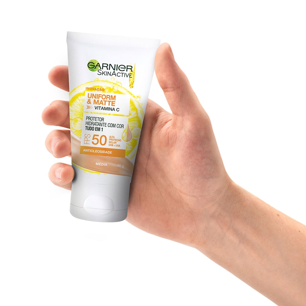 Protetor Hidratante Com Cor Média | Pack na mão| Garnier