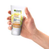 Protetor Hidratante Com Cor Média | Pack na mão| Garnier